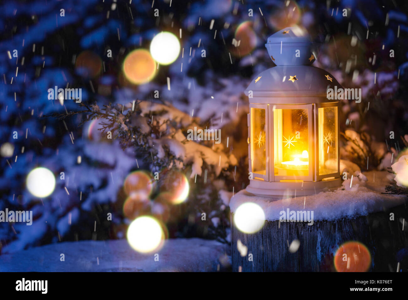 Weihnachten Laterne mit Schneefall in der Nacht Stockfoto