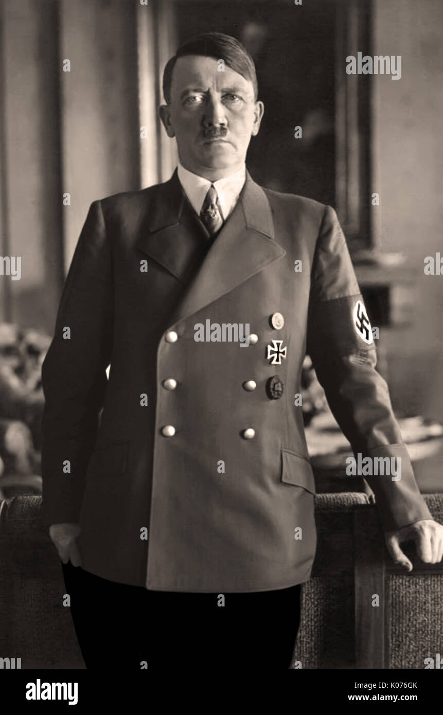 Porträt Adolf Hitler in Uniform mit Hakenkreuz armbinde Porträt der Führer Adolf Hitler von Heinrich Hoffman (persönlicher Fotograf) im Berliner Reichstag Deutschland 1930 s Stockfoto