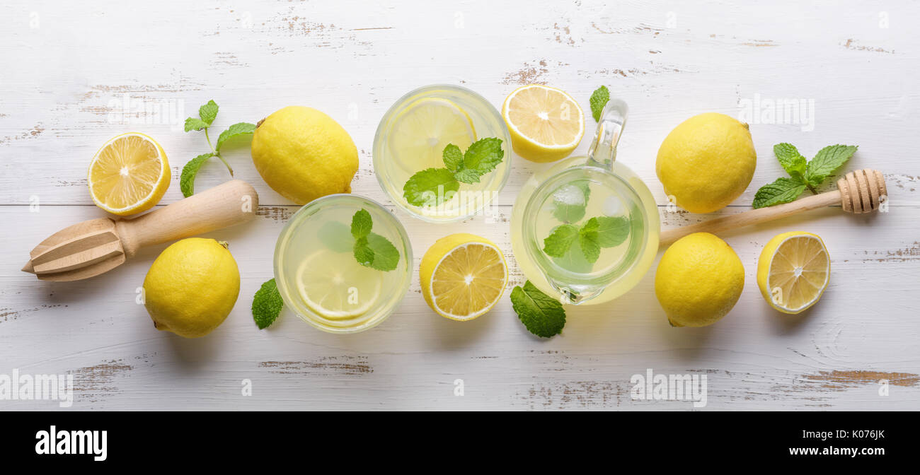 Zitronen- und Orangensaft auf hölzernen Hintergrund Stockfoto