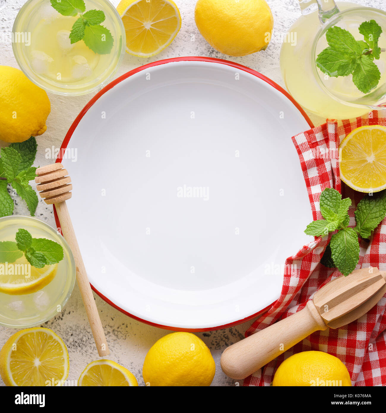 Zitronen- und Orangensaft mit leeren Teller Stockfoto