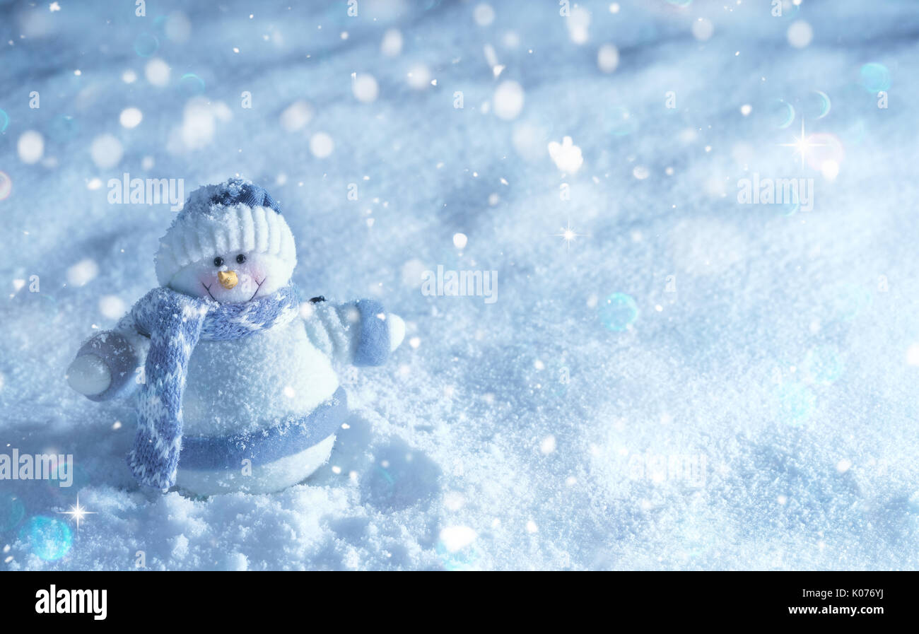 Schneemann stehend auf Schnee, Weihnachten Dekoration Stockfoto