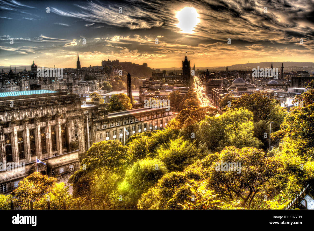 City of Edinburgh, Schottland. Malerischen Sonnenuntergang Blick auf Edinburgh Stadtzentrum von Calton Hill gesehen. Stockfoto