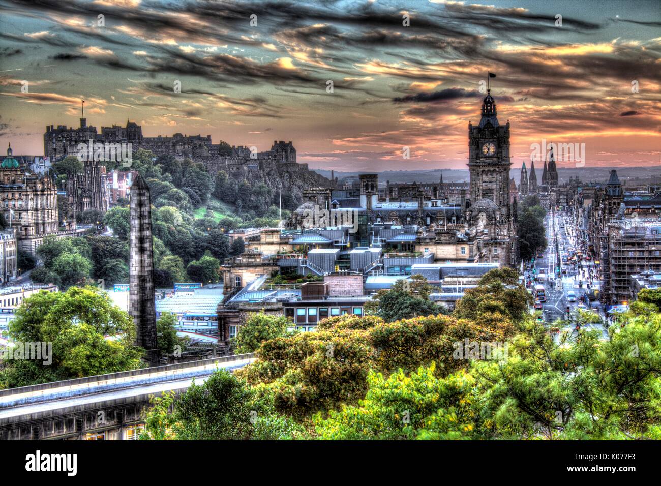 City of Edinburgh, Schottland. Malerischen Sonnenuntergang Blick auf Edinburgh Stadtzentrum von Calton Hill gesehen. Stockfoto