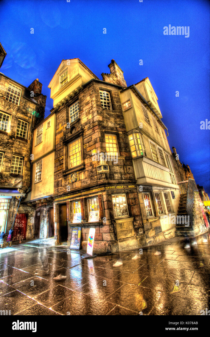 Stadt Edinburgh, Schottland. Malerische Nachtaufnahme von John Knox's Haus auf der Royal Mile High Street. Stockfoto