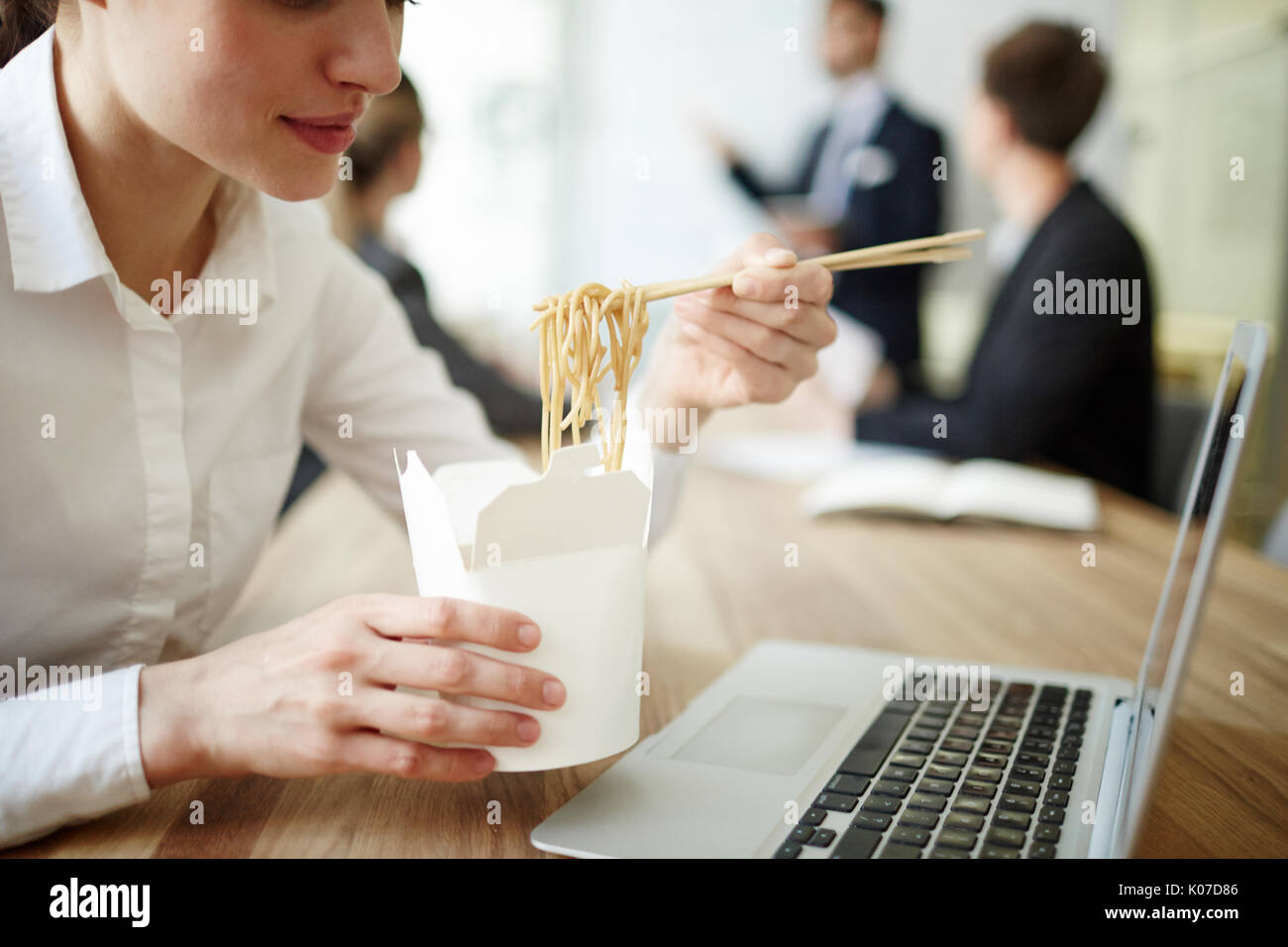 Essen bei der Arbeit Stockfoto