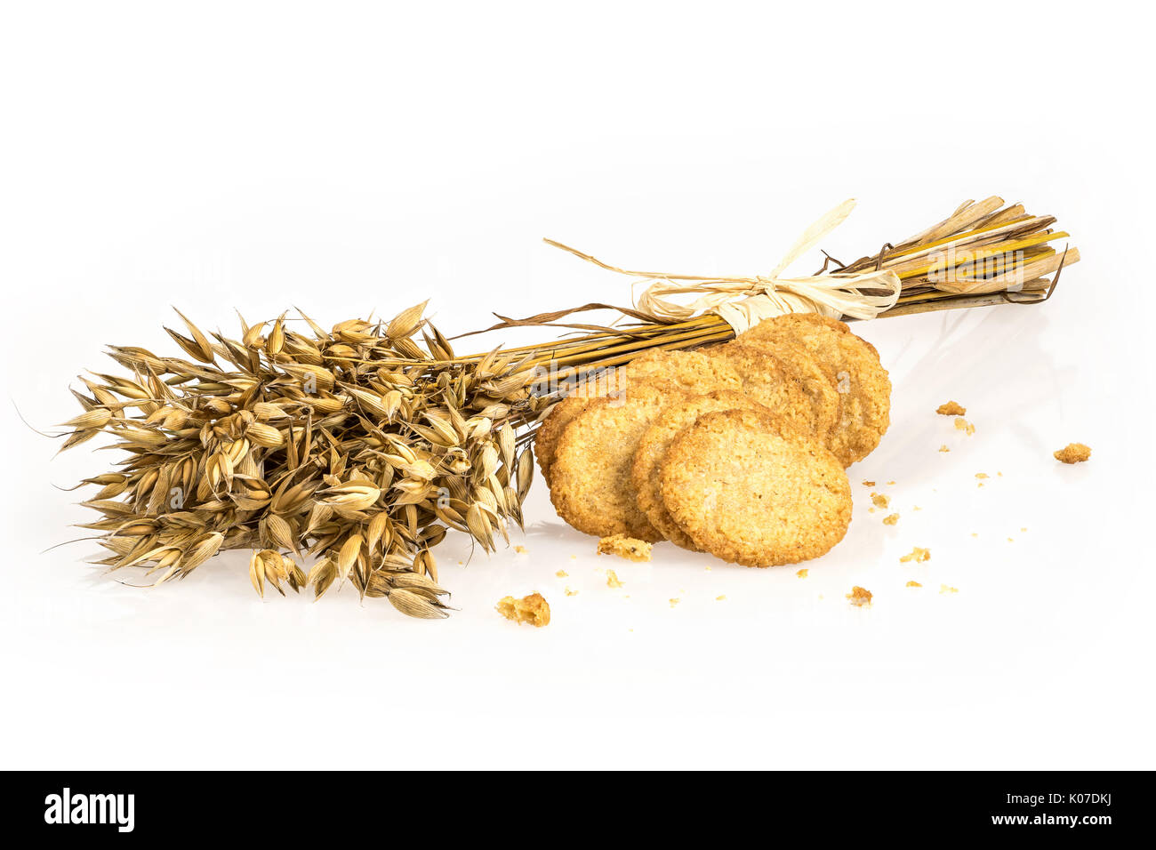 Oat Bündel und Cookies auf weißem Hintergrund. Korn Bouquet. goldenen Hafer ährchen. Essen, Bäckerei Konzept Stockfoto