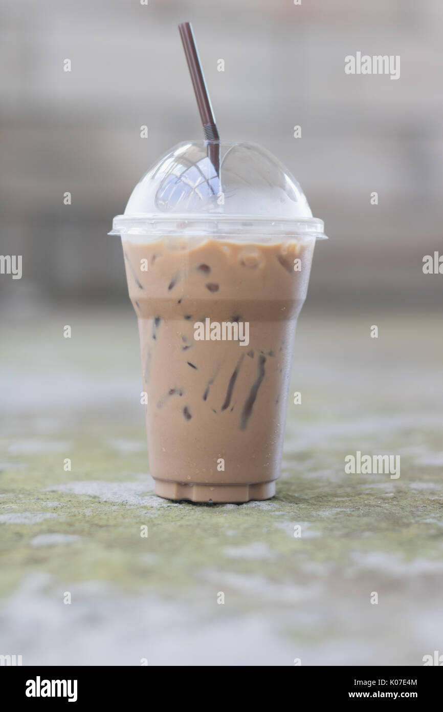 Eiskaffee im take away Becher (Plastik) mit konkreten Hintergrund Stockfoto