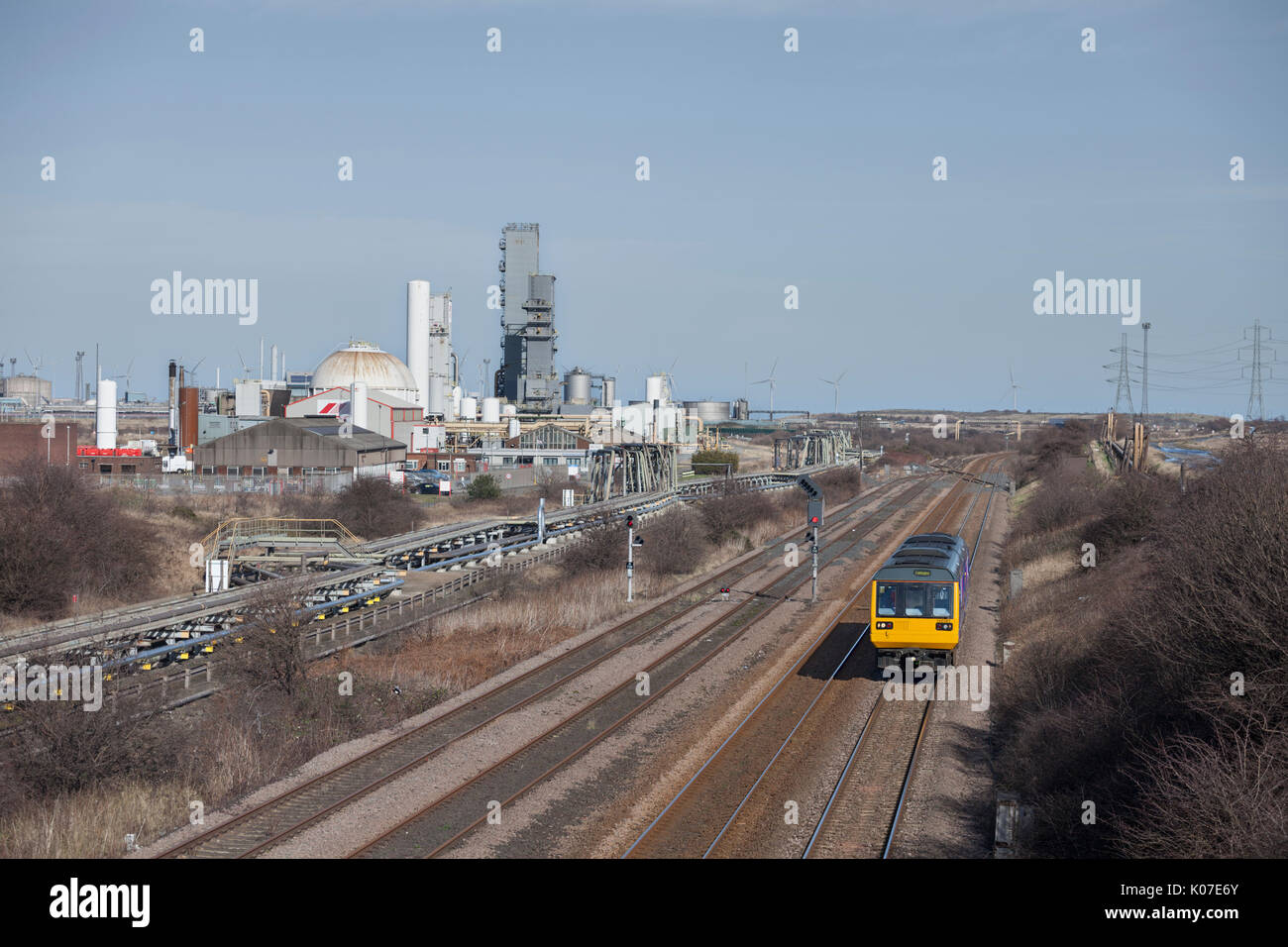 Ein Pacer-Zug der Northern Rail-Klasse 142 fährt am Grangetown BC-Werk (Teesside) vorbei, das 1257 in Saltburn - Darlington arbeitet Stockfoto