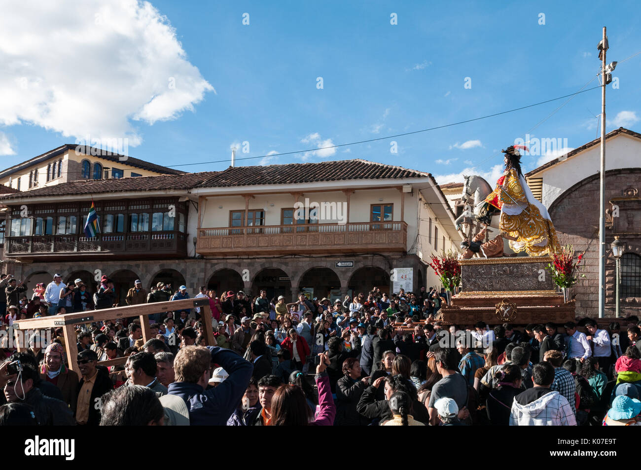 Gemeindemitglieder tragen eine große Statue des Hl. Jakobus durch überfüllte Plaza de Armas während der Feierlichkeiten zu Fronleichnam, Cusco, Peru. Stockfoto