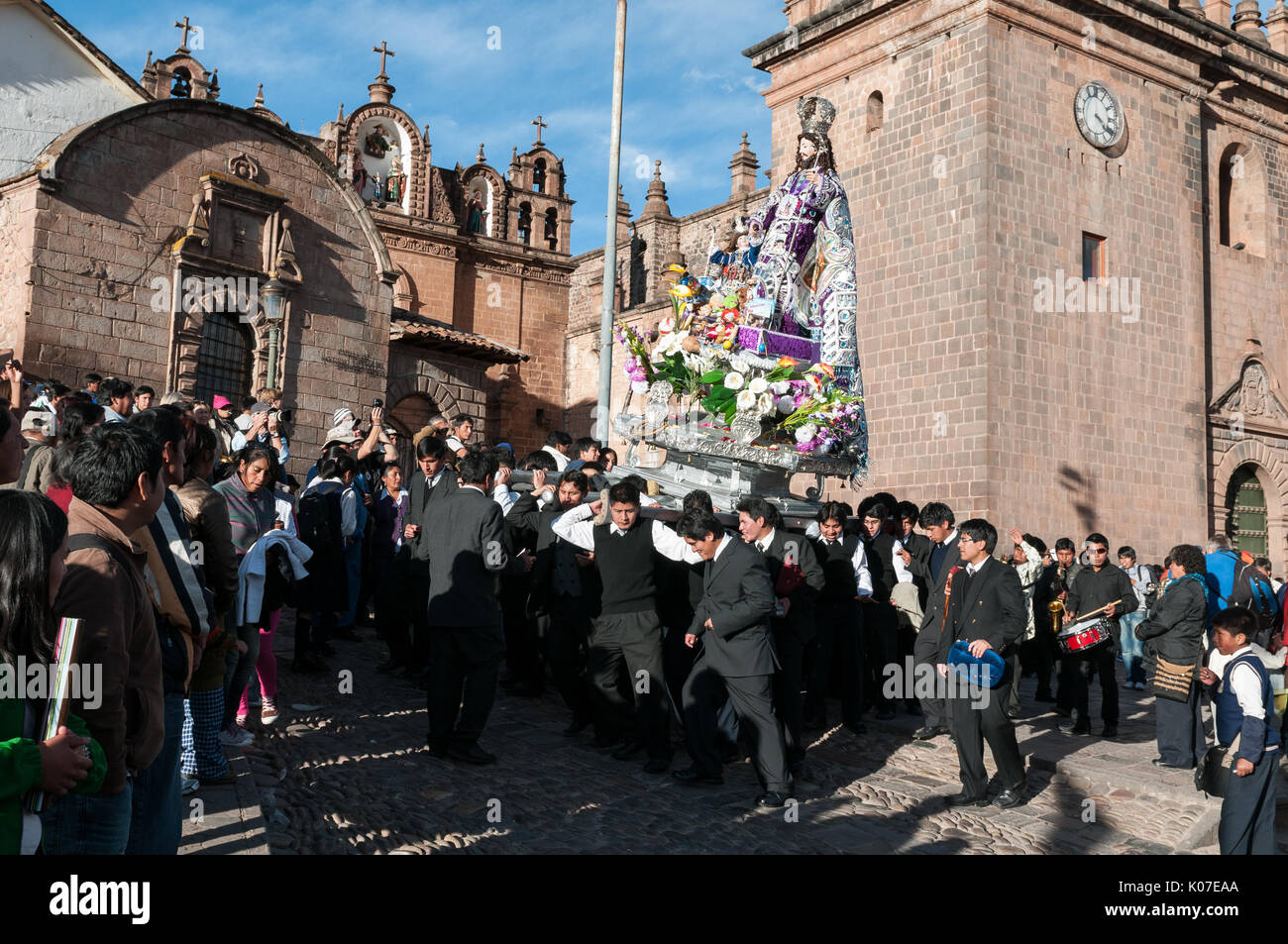 Gemeindemitglieder tragen eine große Statue des Hl. Josef auf einem Sockel von Cusco Kathedrale während der Feierlichkeiten zu Fronleichnam, Cusco, Peru. Stockfoto