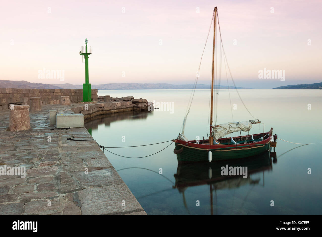 Fischerboot im Hafen von kleinen kroatischen Stadt Karlobag in der frühen Morgendämmerung. Dieses Bild habe ich bei einem meiner beschaulichen Spaziergang am frühen Morgen. Stockfoto