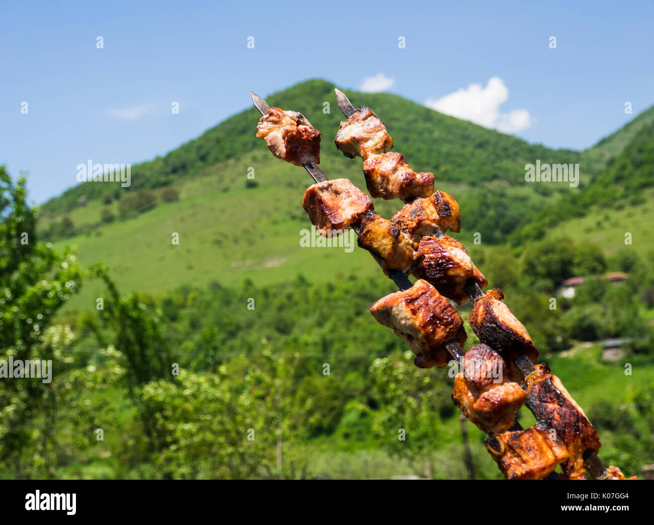 Shish Kebab gegen Kaukasus, Georgien Stockfoto
