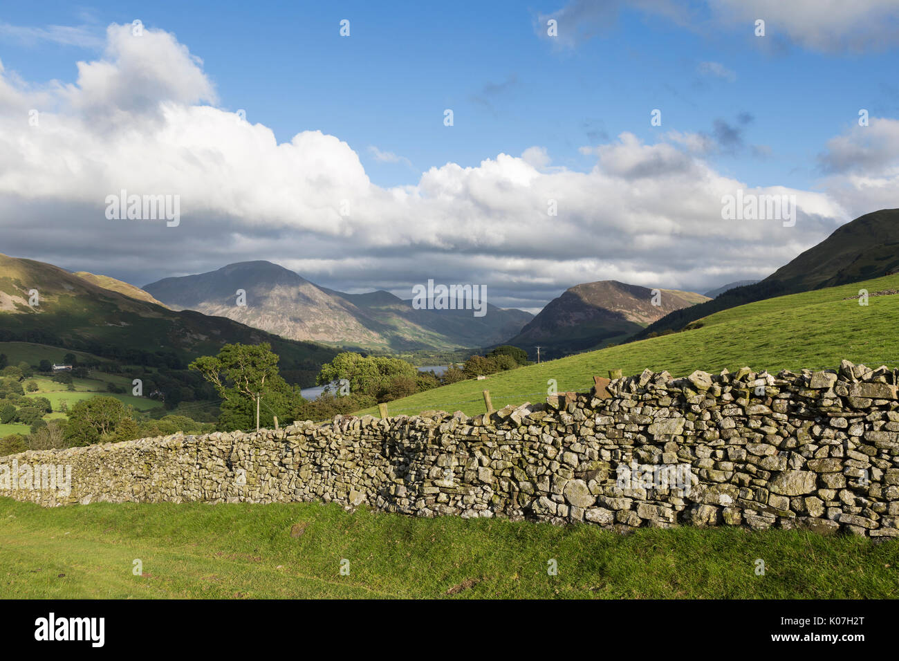 Loweswater, im Lake District, von Norden aus gesehen - West, in der Nähe von Iredale statt. Burnbank Mellbreak Grasmoor, und fiel in der Mitte - Abstand Stockfoto