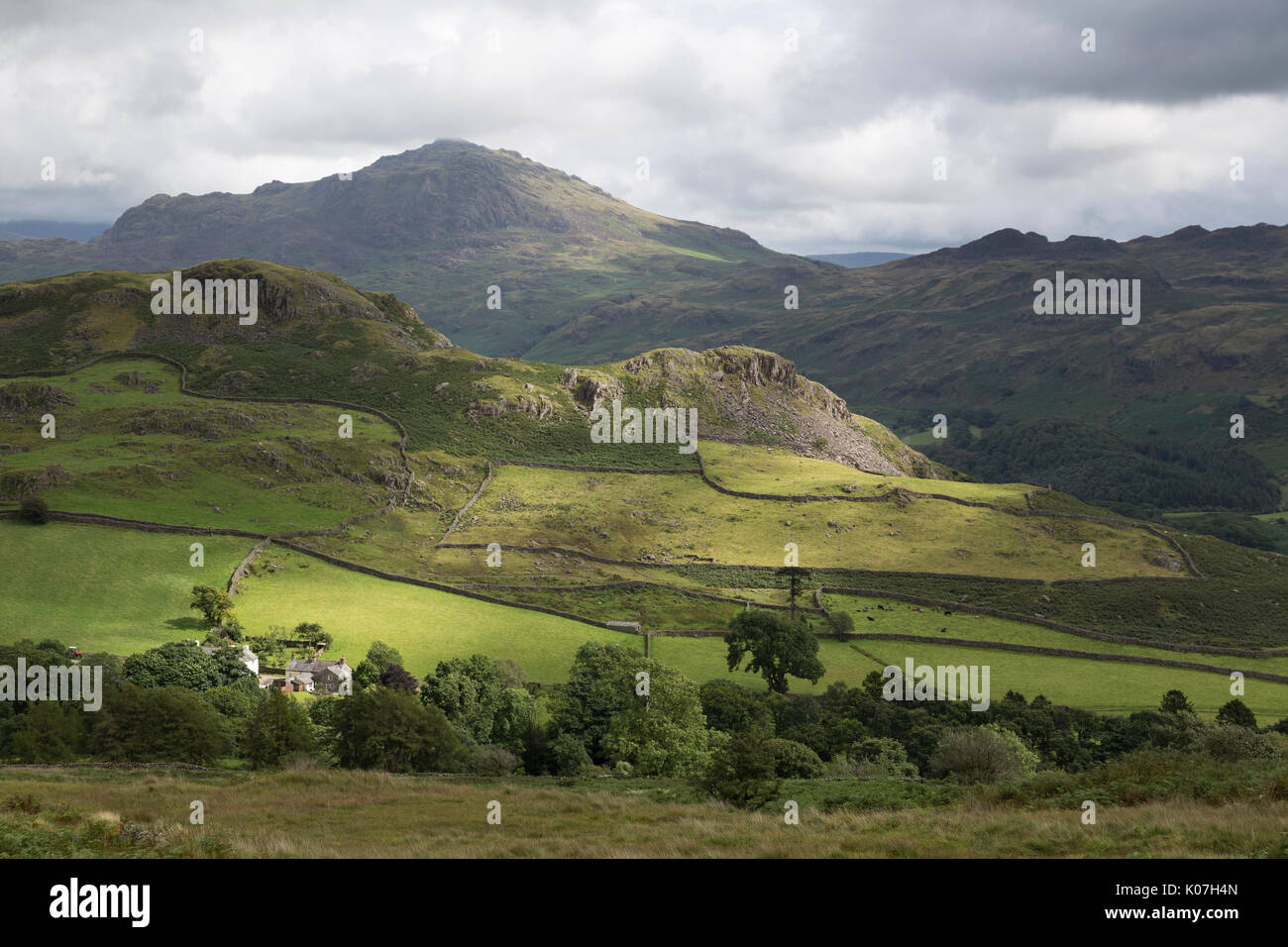 Süd-östlich von den Hügeln über Eskdale Mühle, Booten, auf dem Weg zu fernen Harter fiel im Lake District, Cumbria Stockfoto