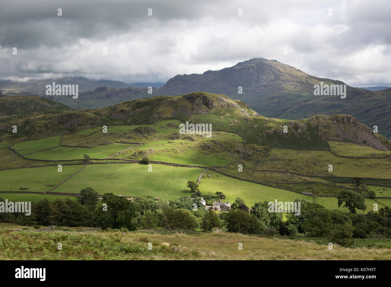 Süd-östlich von den Hügeln über Eskdale Mühle, Booten, auf dem Weg zu fernen Harter fiel im Lake District, Cumbria Stockfoto