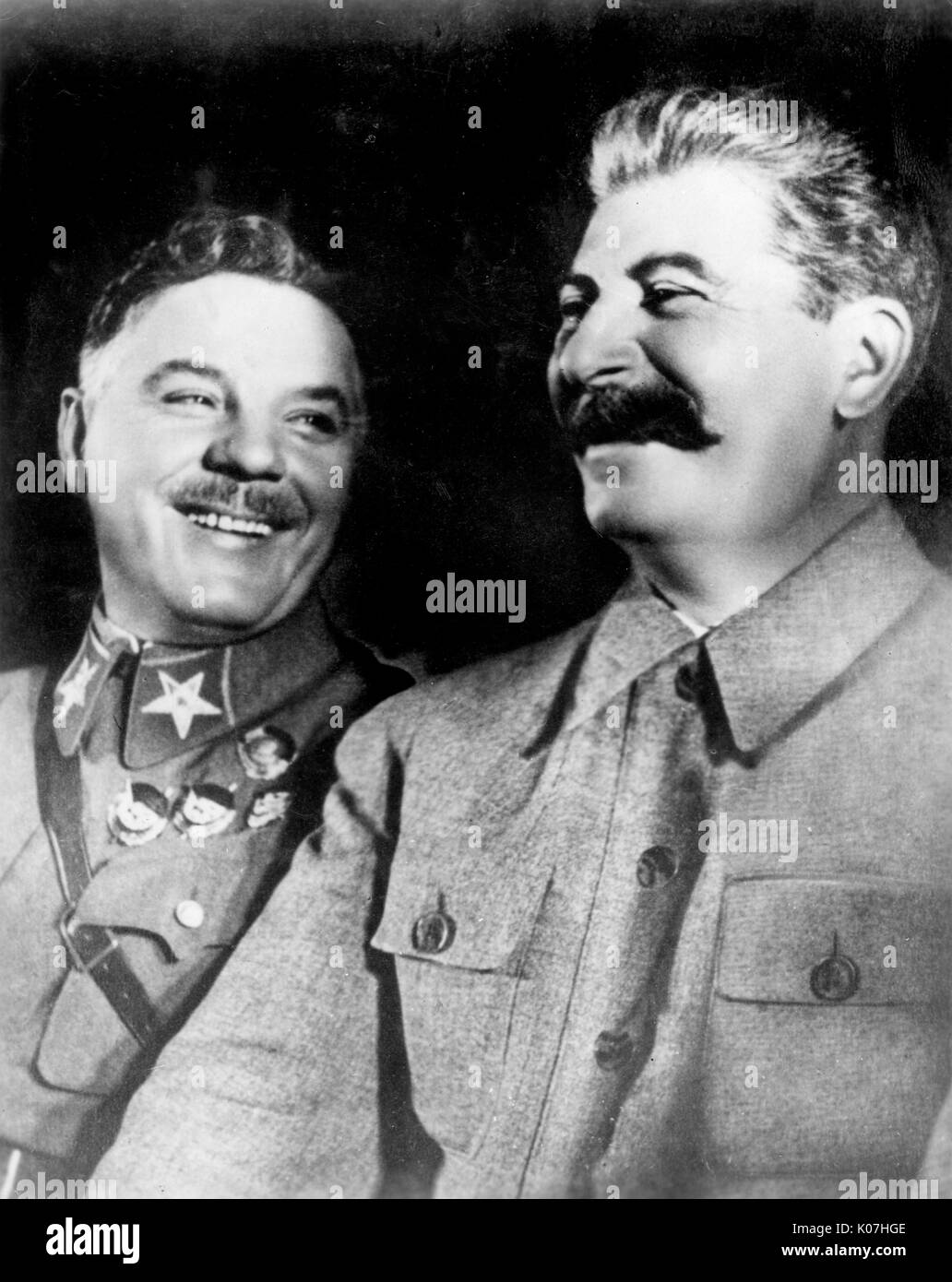 Josef Stalin (1879 - 1953) sowjetischen politischen Führer mit einer Kollegin. Datum: Stockfoto