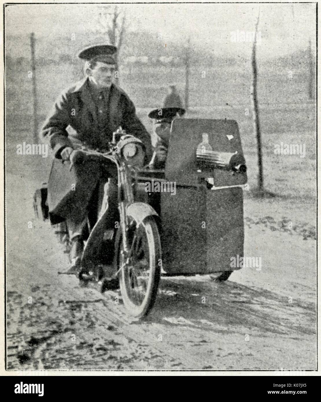 Motorrad mit Beiwagen und montiertem Maschinengewehr 1914 Stockfoto