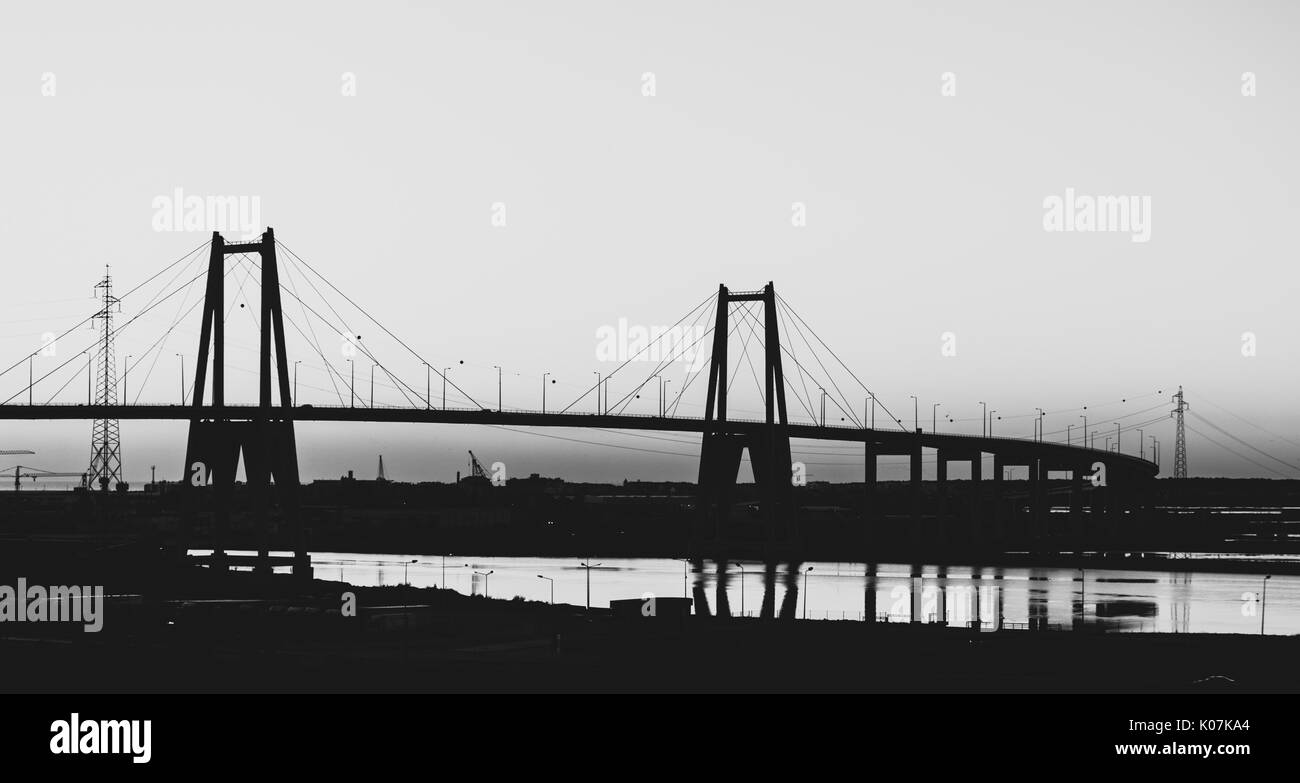 Schwarze und weiße Silhouette der großen Suspension konkrete Brücke in der Nähe von Figueira da Foz, Portugal Stockfoto