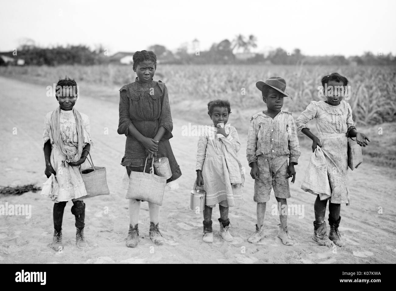 Eine Gruppe afroamerikanischer Kinder auf einer Landstraße in am Stockfoto
