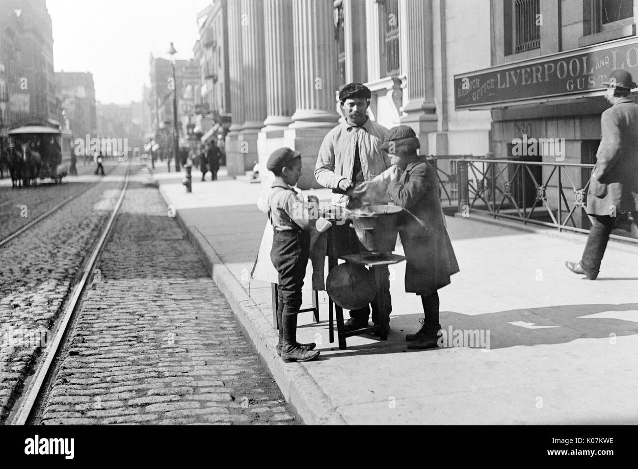 Erdnussverkäufer, der Nüsse in der 42. Street in New York, USA, verkauft Stockfoto