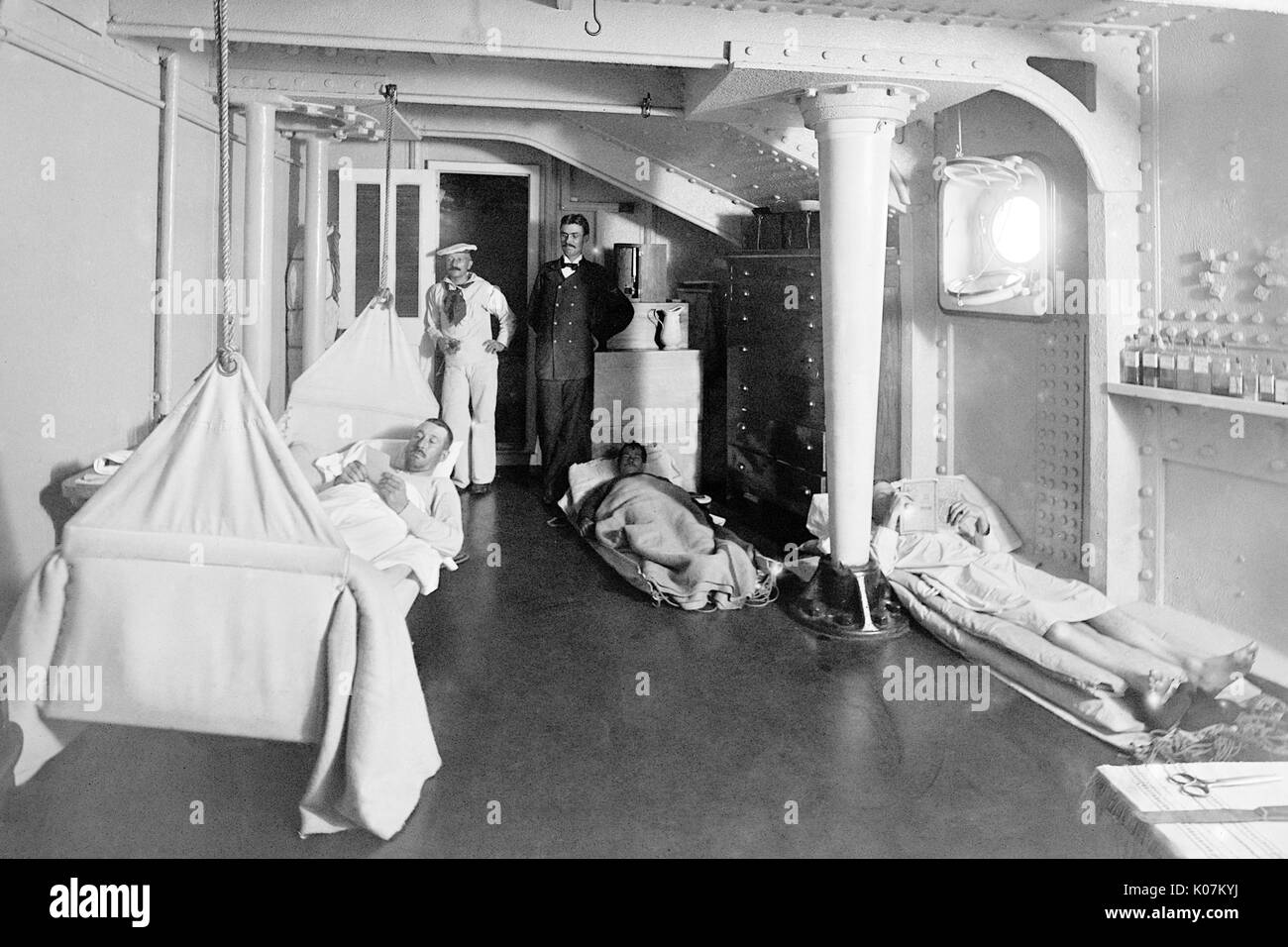 Die Patienten der amerikanischen Marine sind auf der Krankenstation auf der USS Broo Stockfoto