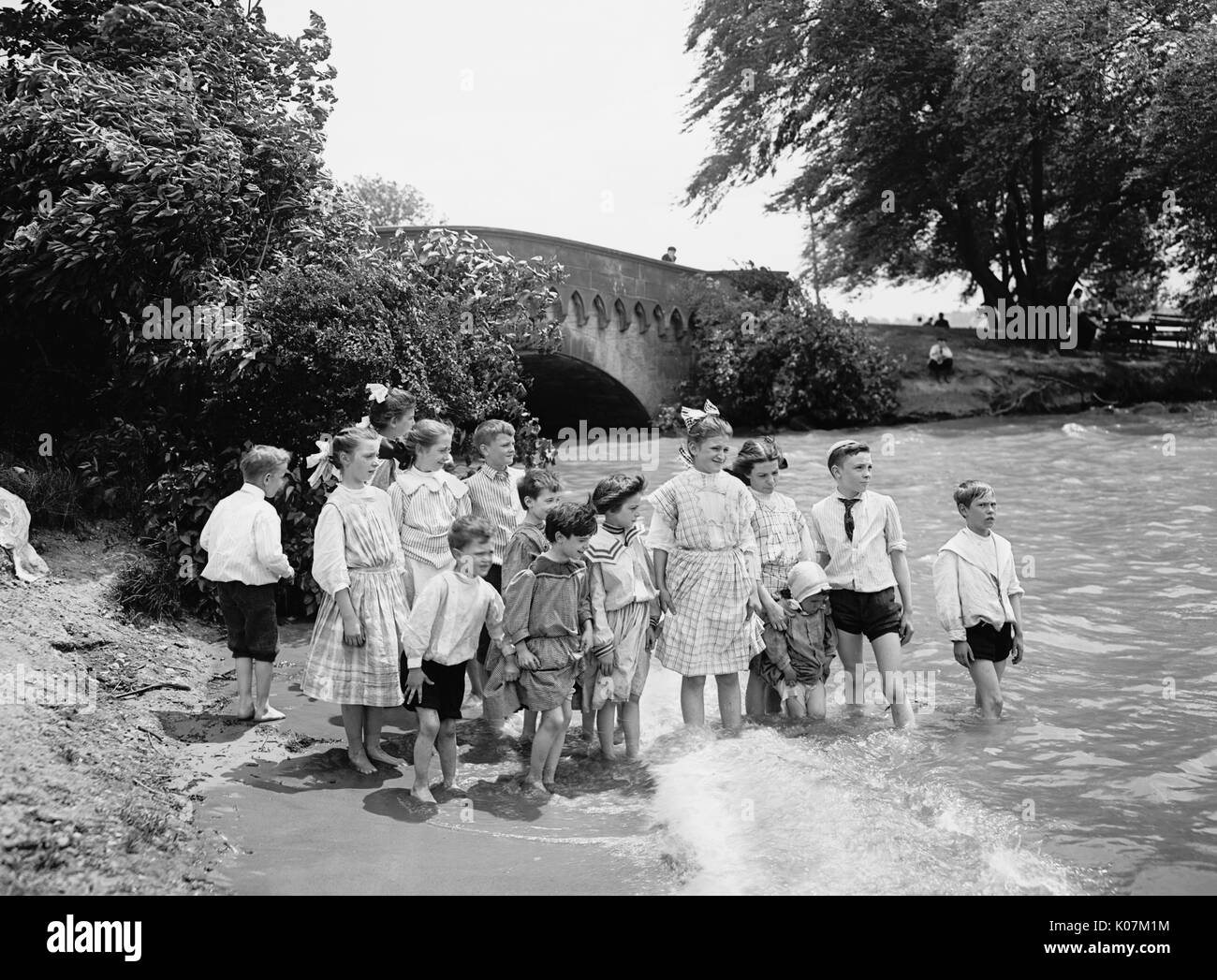 Kinder, die im Belle Isle Park in Detroit im Wasser waten, Stockfoto