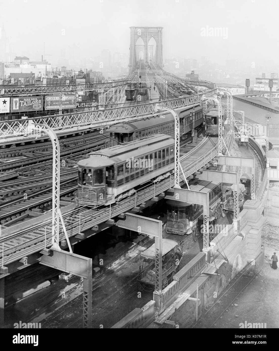 Zug auf der Hochbahn zur Brooklyn Bridge, B Stockfoto