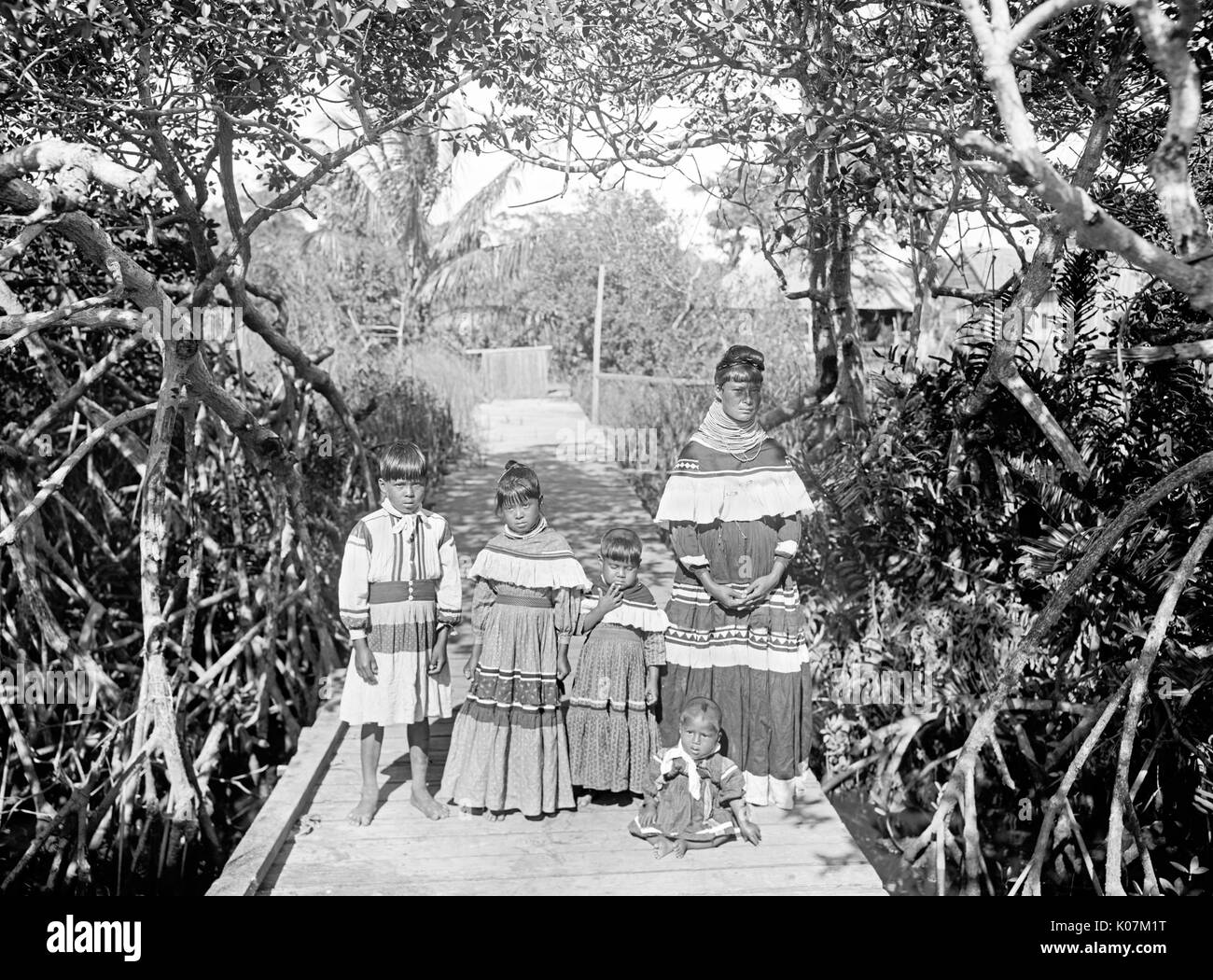 Seminole amerikanische Indianermutter und Kinder im traditionellen D Stockfoto