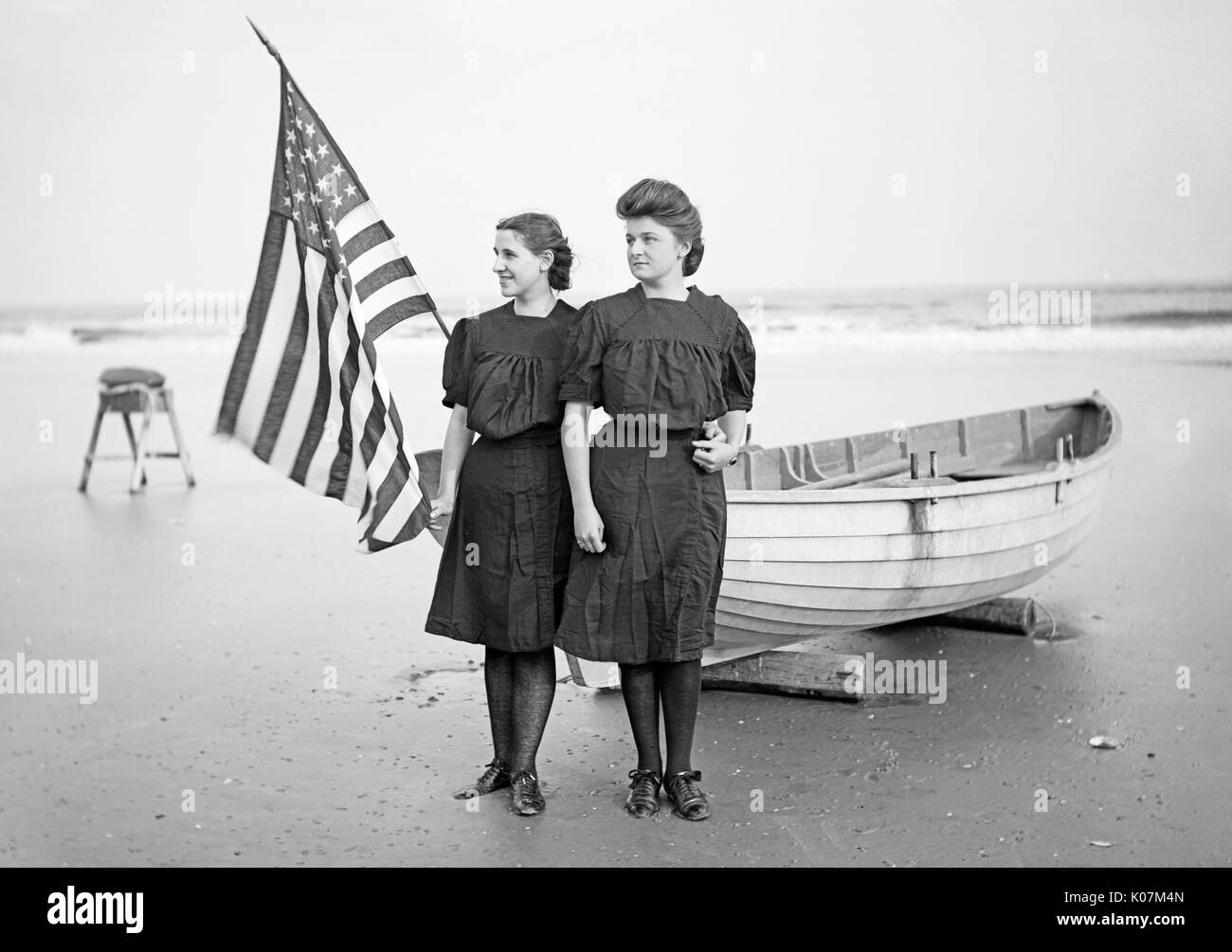 Zwei Frauen in historischen Badekostümen am Strand - Atlantik Stockfoto