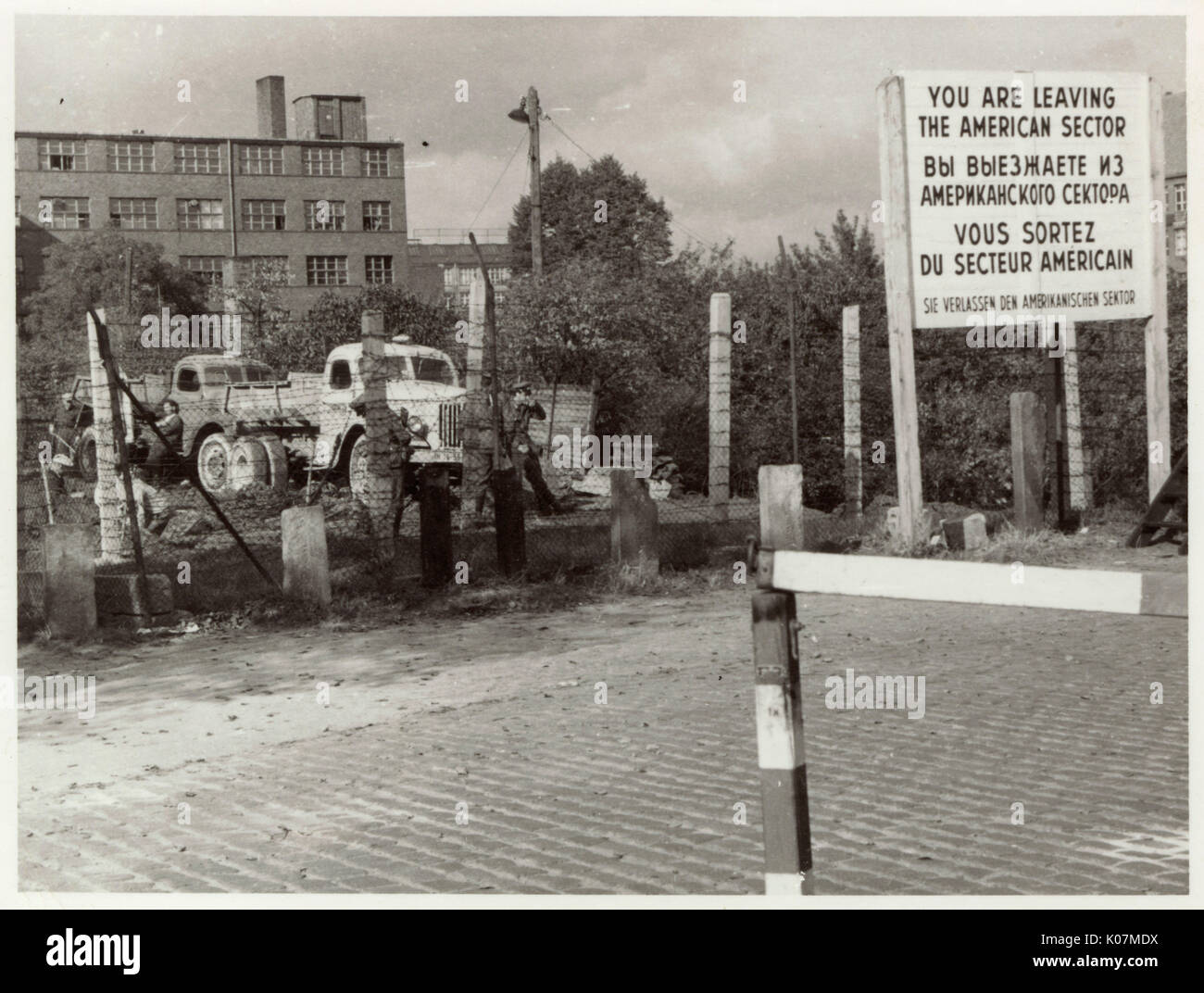 Berlin, Deutschland - Nachkriegszeit - Zeichen Warnung, dass "sie den amerikanischen Sektor" verlassen. Datum: ca. 1947 Stockfoto