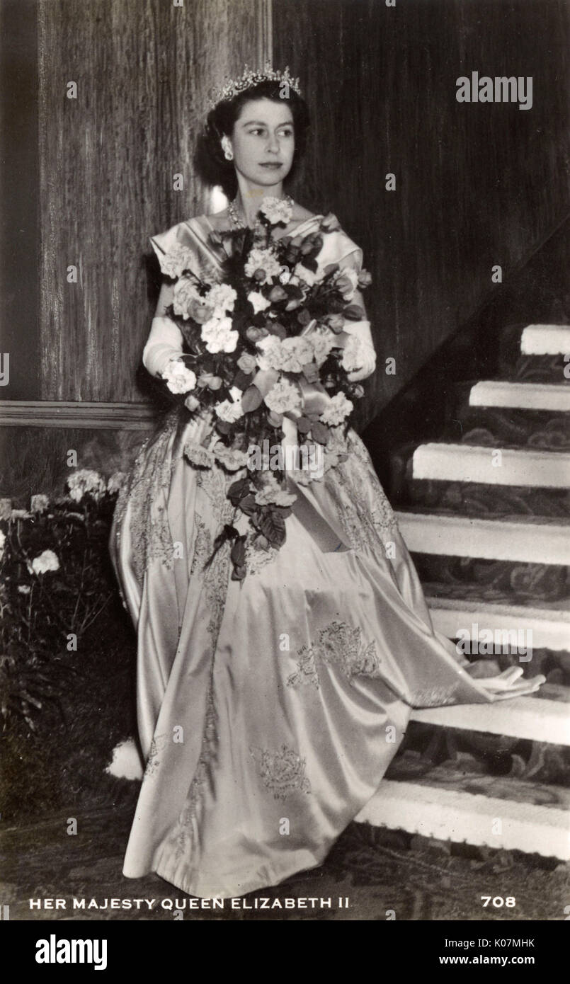 HRH Queen Elizabeth II (1926-) - Mit einem großen Blumenstrauß. Datum: ca. 1955 Stockfoto