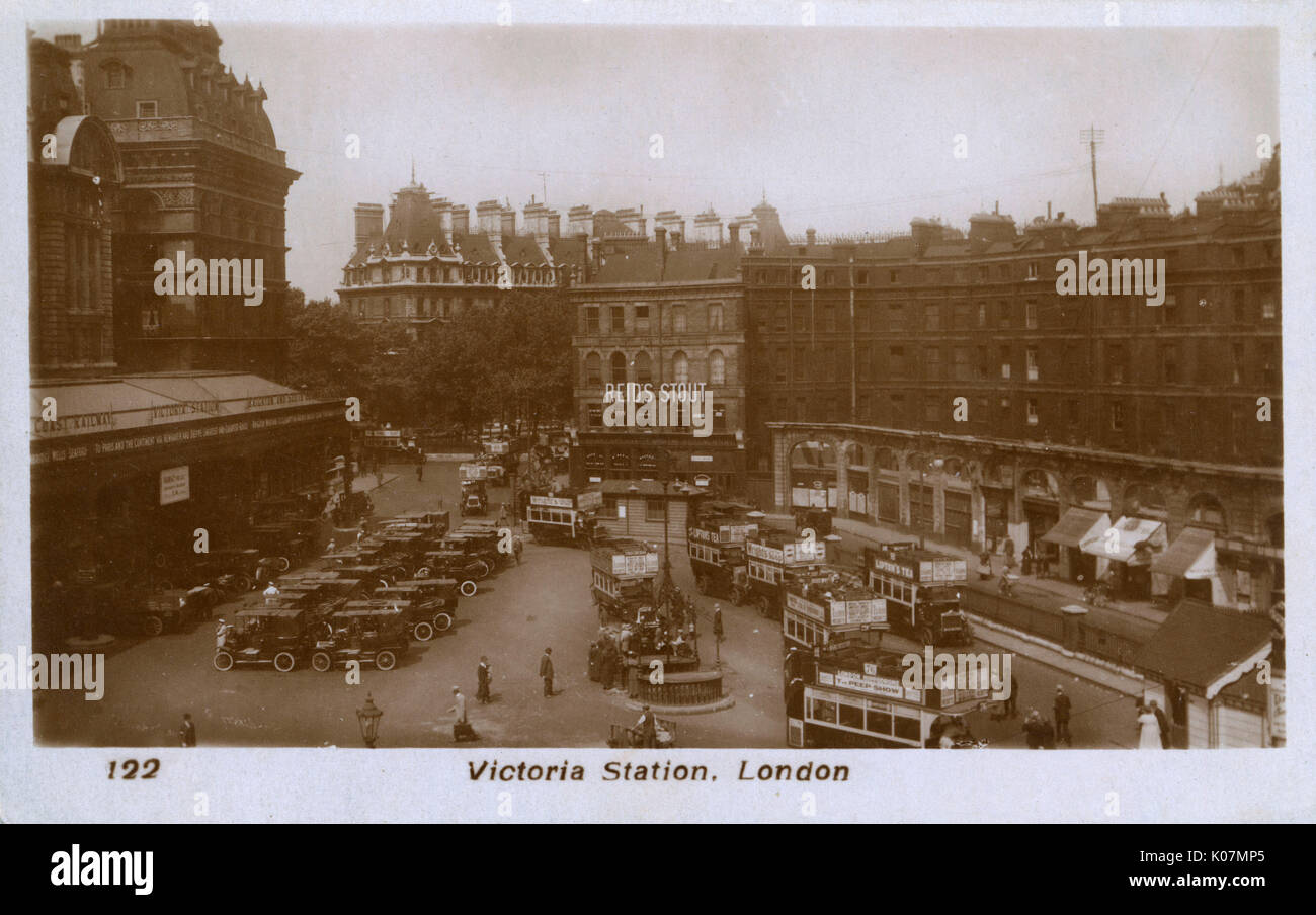 Luftaufnahme, Eingang zur Victoria Station, London, mit Autos und Bussen. Datum: ca. 1920 s Stockfoto