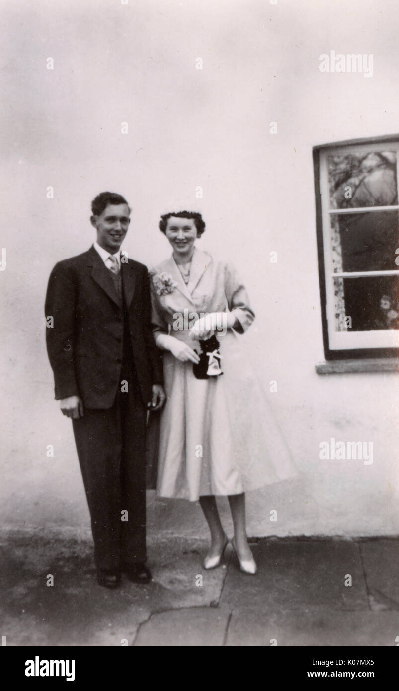 Junges Paar in Hochzeit Kostüm, stehend in der Nähe eines Fensters. Datum:  ca. 1950 s Stockfotografie - Alamy