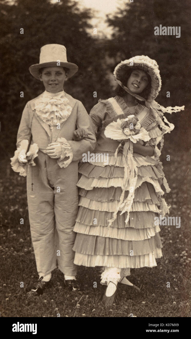 Junge und Mädchen in historischem Kostüm Stockfoto