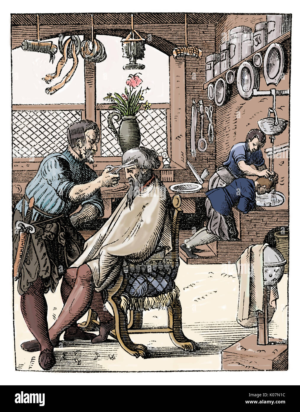 Herr an der Friseure erhält einen Haarschnitt, während ein Chap im Hintergrund seine Haare gewaschen. 16. jahrhundert Stockfoto
