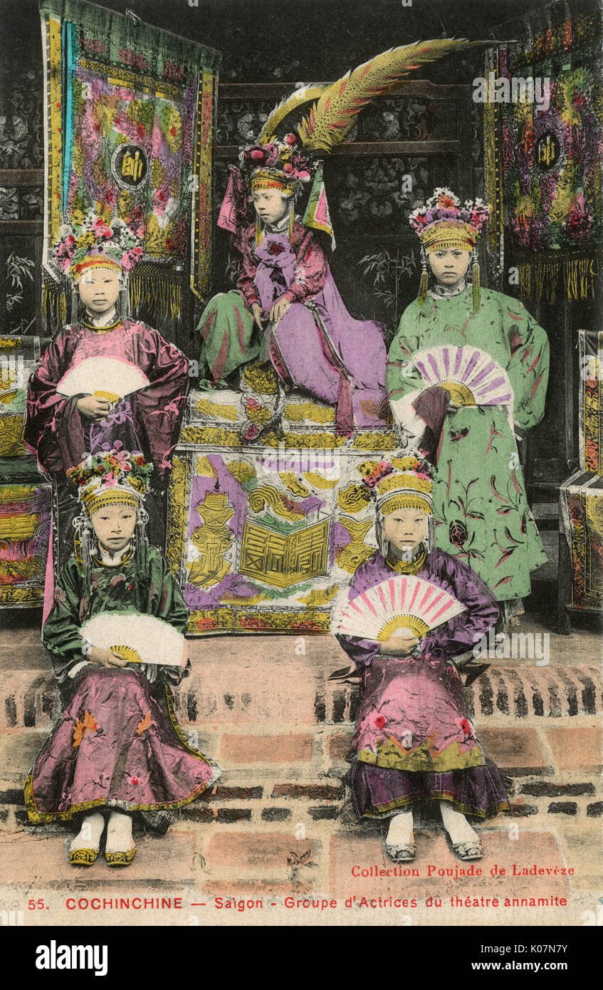 Ein herrlich Hand - getönt Postkarte zeigt eine Gruppe von traditionellen vietnamesischen Schauspielerinnen - Ho Chi Minh City (Saigon), Vietnam. Datum: ca. 1909 Stockfoto