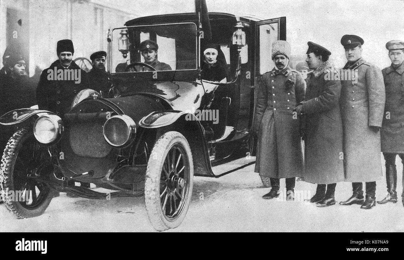 Schwester der Barmherzigkeit in einem Auto, Petrograd, Russland Stockfoto