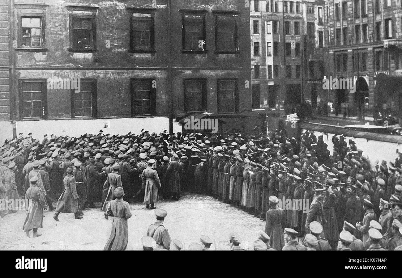 Soldaten auf Parade während der Revolution, Petrograd, Russland Stockfoto