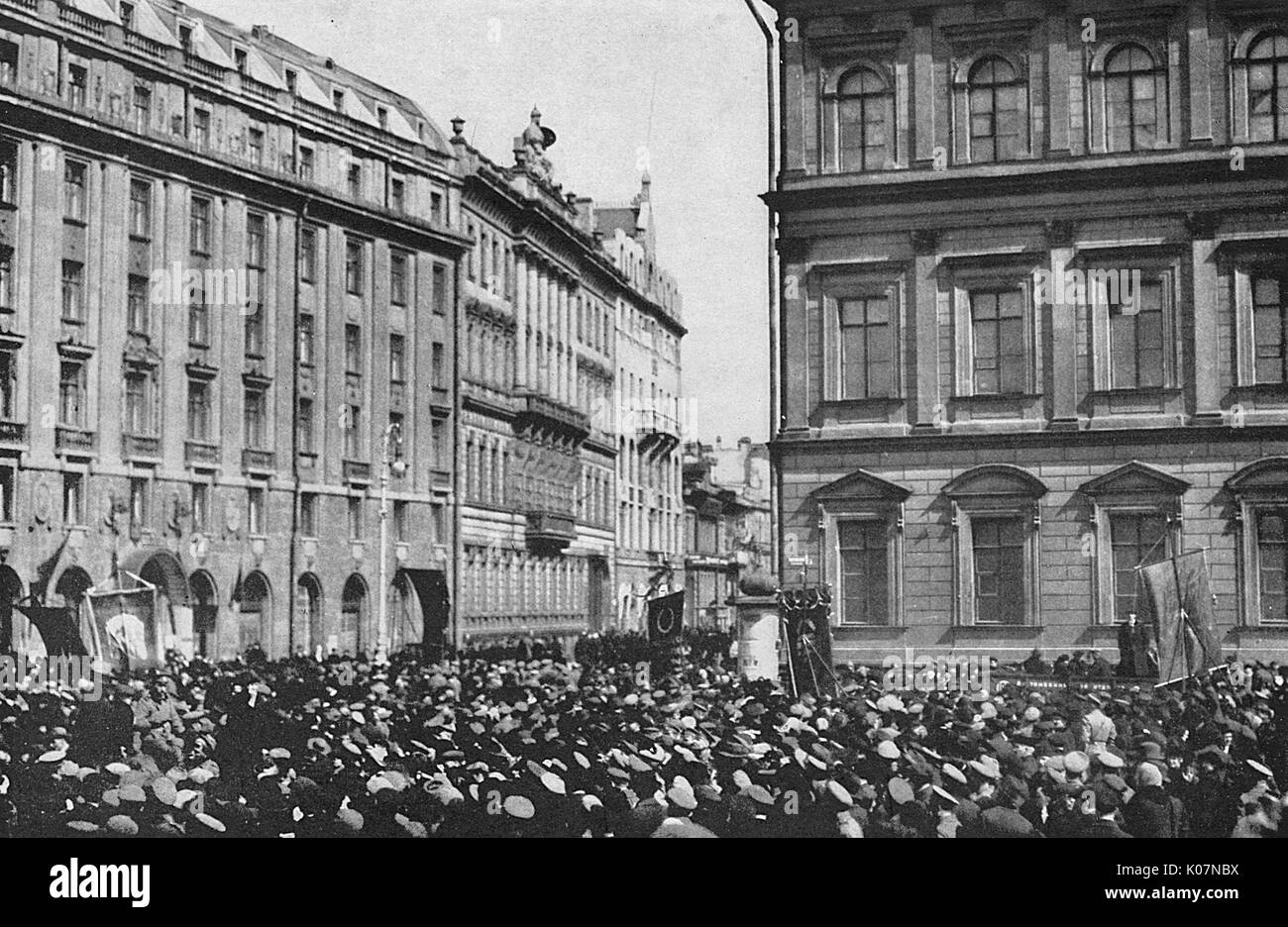 Öffentliche Versammlung auf der Straße während der Revolution, Russland Stockfoto