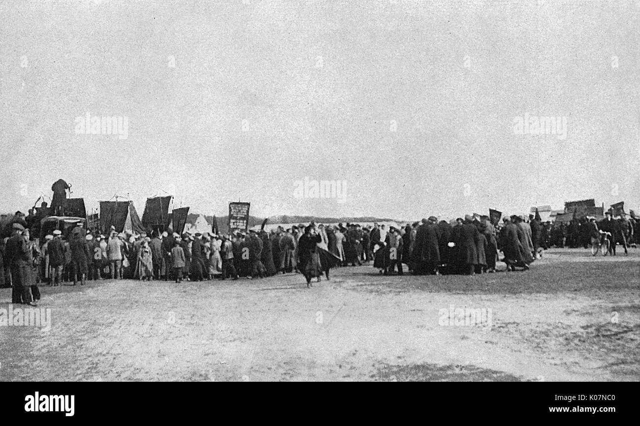 Öffentliche Versammlung, um eine Rede während der Revolution in Russland zu hören Stockfoto