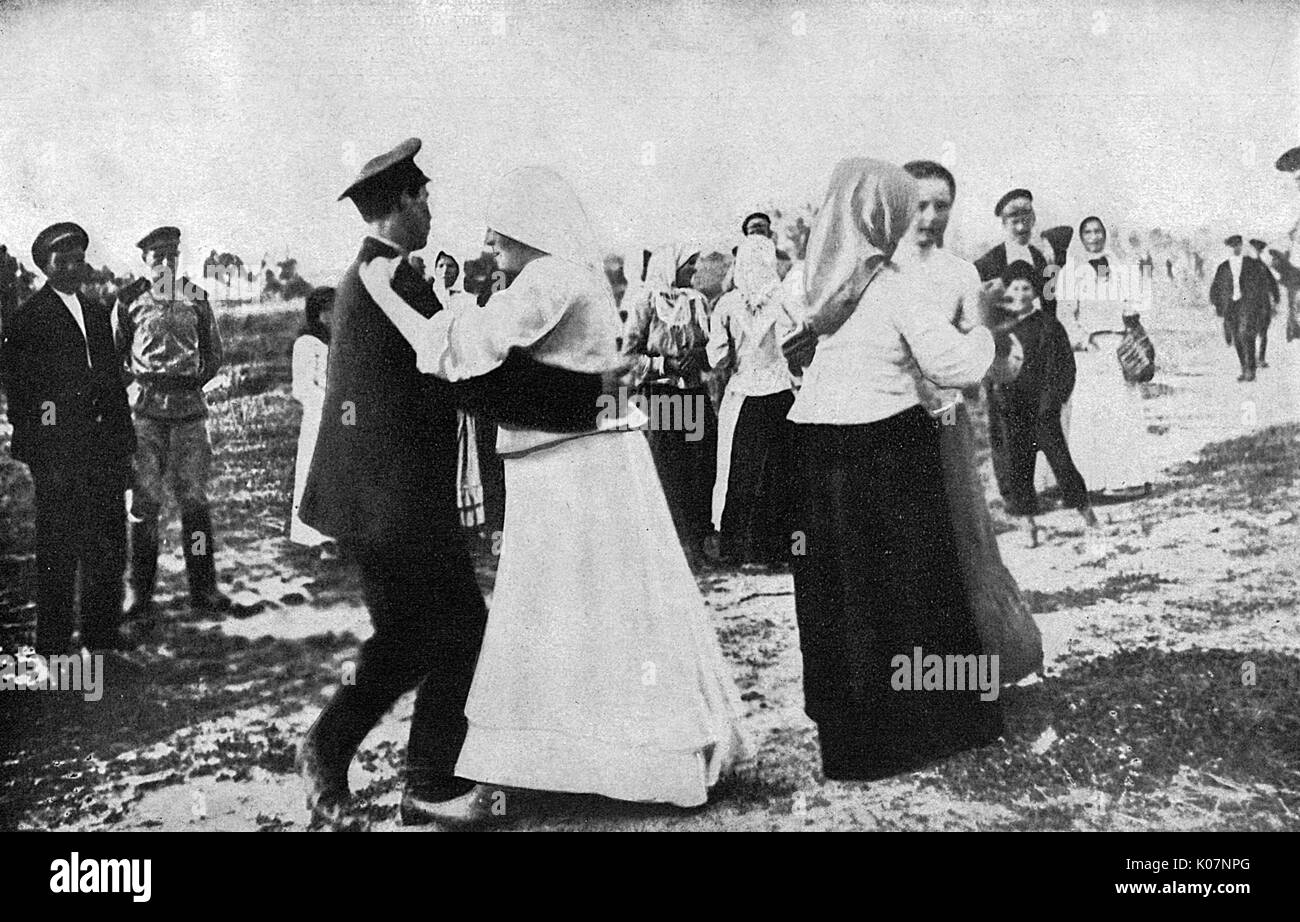 Bauern genießen einen allgemeinen Feiertag, Tanzen und Feiern zum Jahrestag der Revolution in Russland. Datum: ca. 1918 Stockfoto