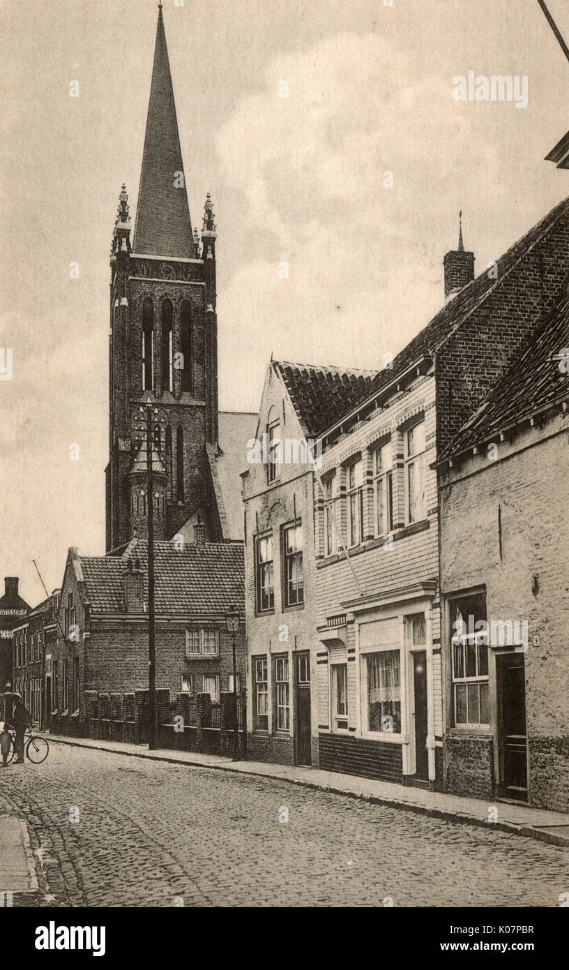 Straße mit Kirche, Sluis, Niederlande Stockfoto