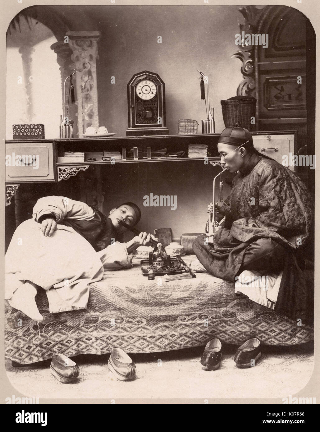 Raucher in einem chinesischen Opium Den Datum: ca. Ende des 19. Jahrhunderts Stockfoto