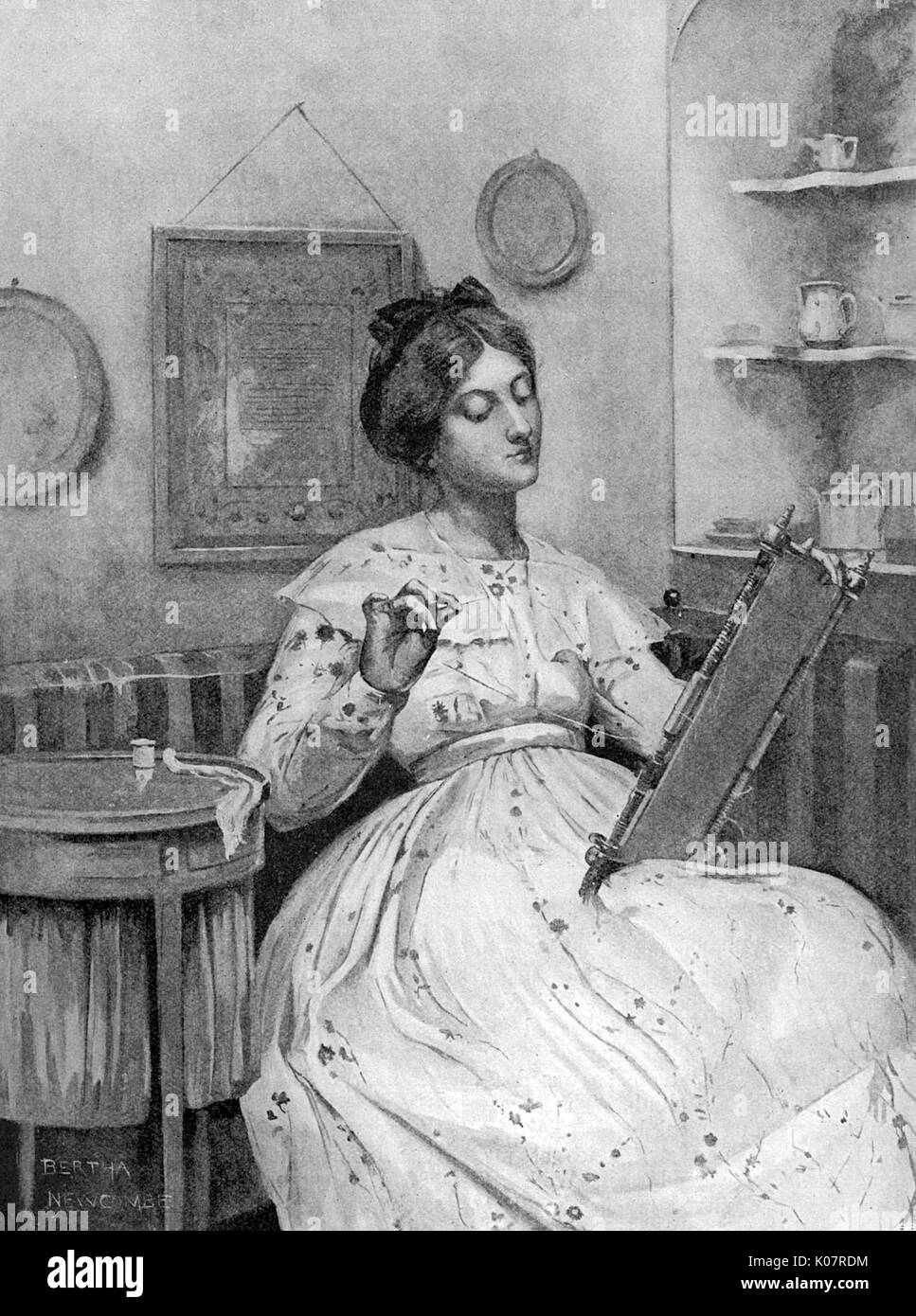 Eine junge Frau im viktorianischen Stil mit einem Stickrahmen, eine Nähmaschine, neben ihr und ein Beispiel für ihre Arbeit, die in Form von einem Sampler, an der Wand hinter ihr gesehen. Datum: 1905 Stockfoto