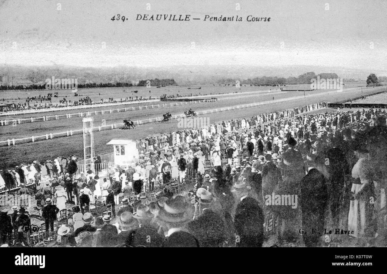 Rennbahn Deauville mit laufendem Rennen, Frankreich Stockfoto