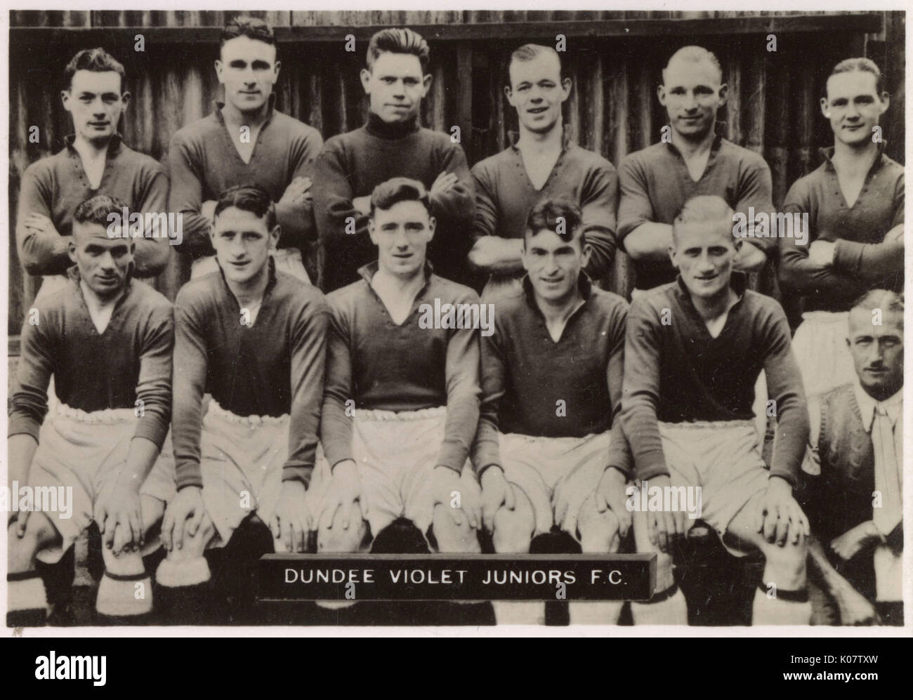 Dundee Violett Junioren FC Fußball-Team 1934-1935. Hintere Reihe: M'Ewan, M'Kenzie, Cargill, Irland, Calder (Kapitän), mudie. Vordere Reihe: Braun, M'Gurk, M'Naughton, Finnegan, Wilson. Datum: 1934-1935 Stockfoto