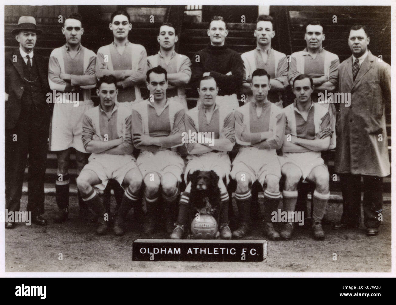 Oldham Athletic FC Fußball-Team 1936. Hintere Reihe: Mellor (Sekretärin), Grau, Brunskill, Hilton, Kirche, Seymour (Kapitän), Robson, Tufnell (Trainer). Vordere Reihe: Agar, Davis, Walsh, Leedham, Buckley. Datum: 1936 Stockfoto