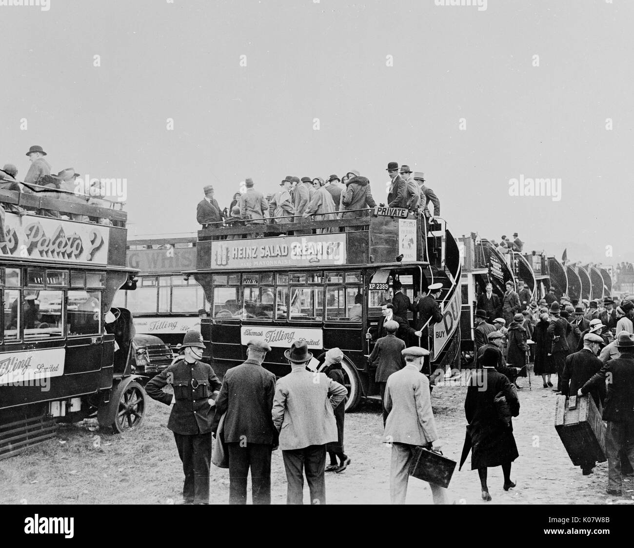 Busse mit offenem Oberdeck im Epsom Derby, 1933 Stockfoto