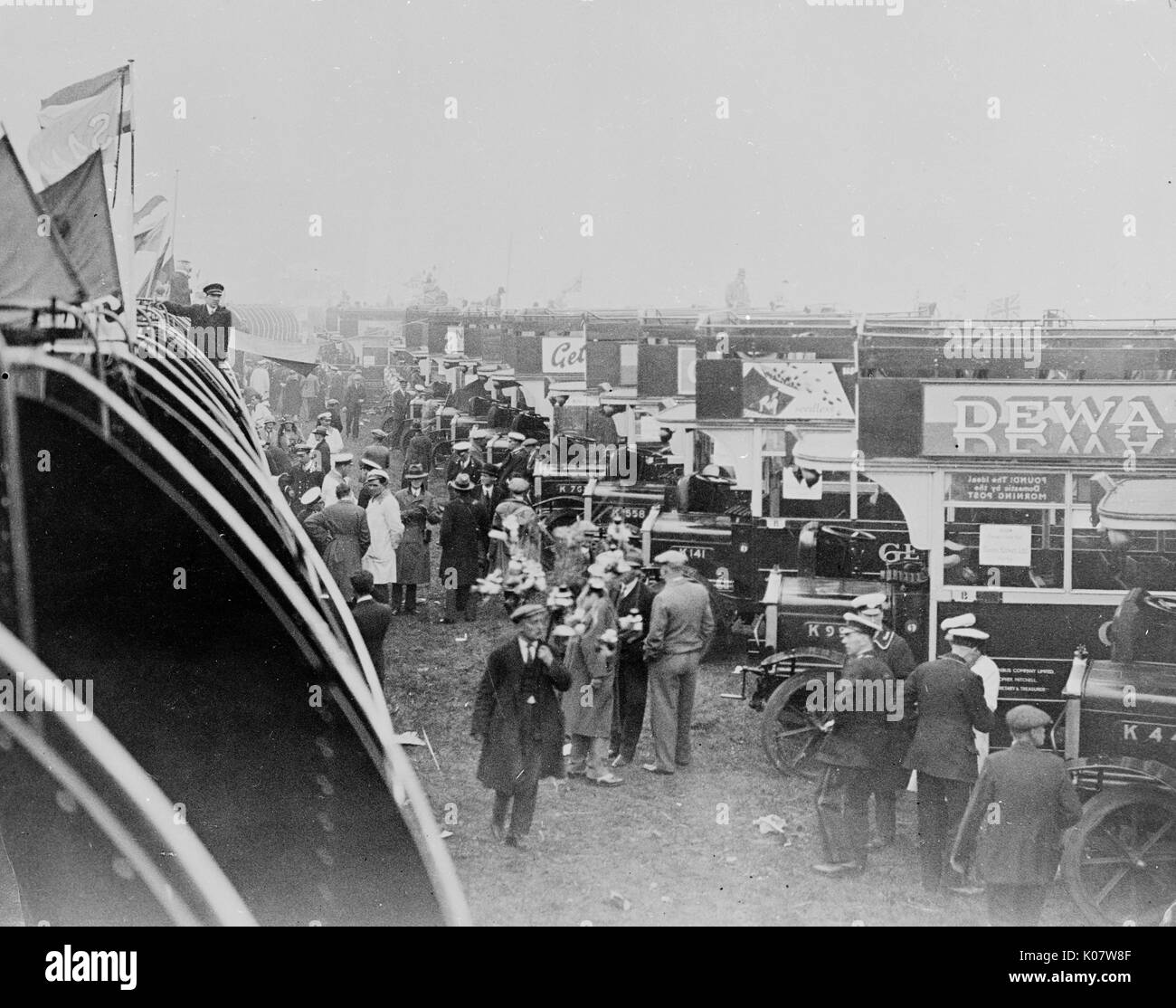 Busse mit offenem Oberdeck im Epsom Derby, 1933 Stockfoto
