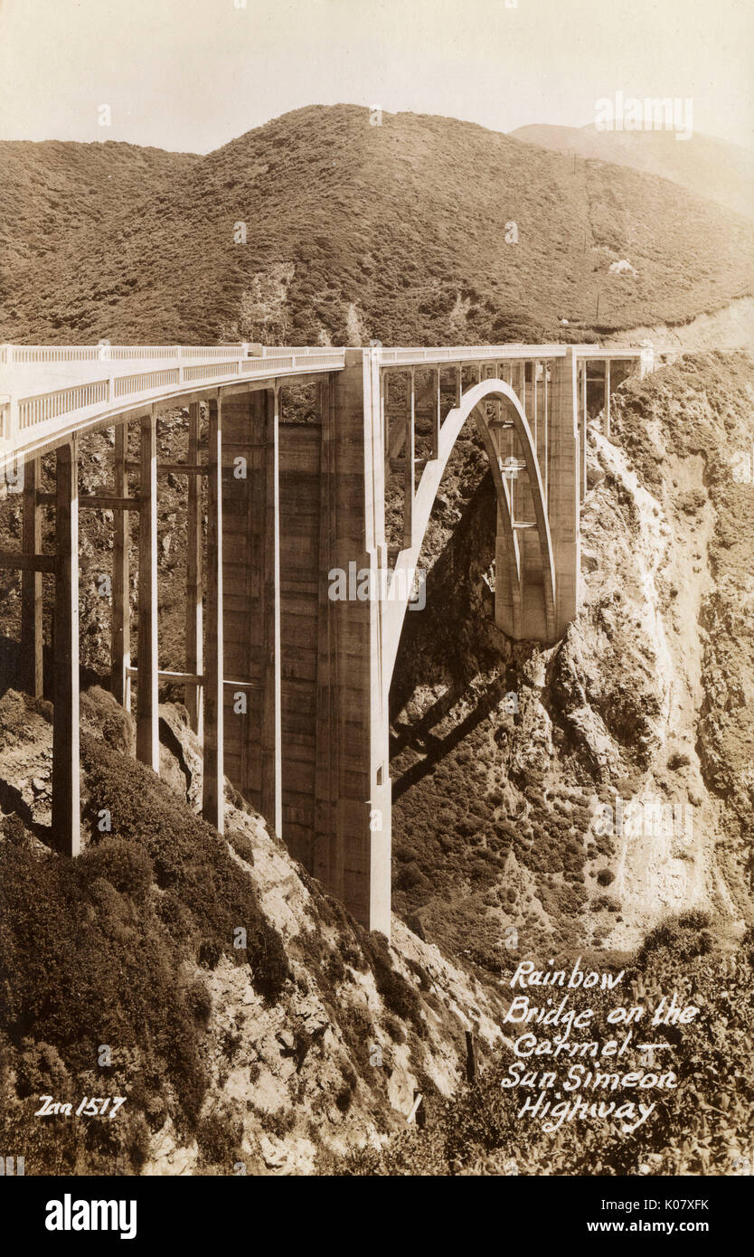 Rainbow Bridge (Mill Creek Bridge, Bixby Creek Bridge), ein einziger Span hohe Brücke im November 1932 auf dem Carmel - San Simeon, Big Sur, Monterey County, Kalifornien, USA. Datum: ca. 1935 Stockfoto